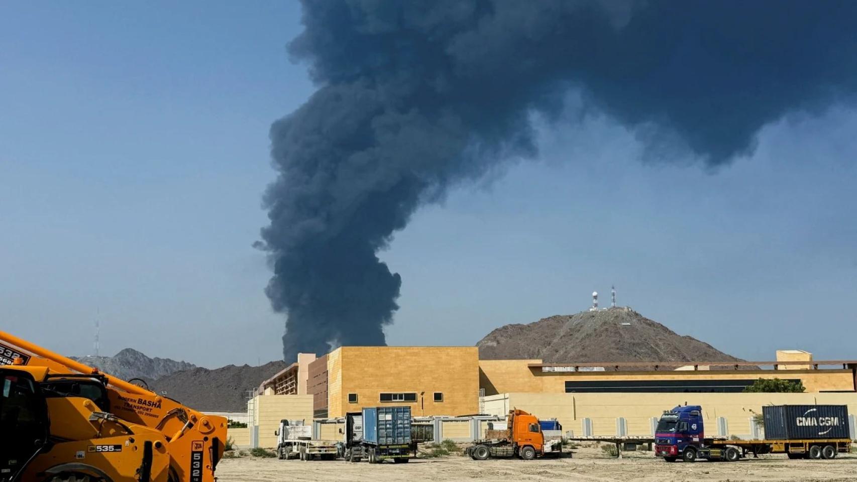 Emiratos intercepta tres misiles iraníes mientras un dron provoca un incendio en su mayor complejo petrolífero