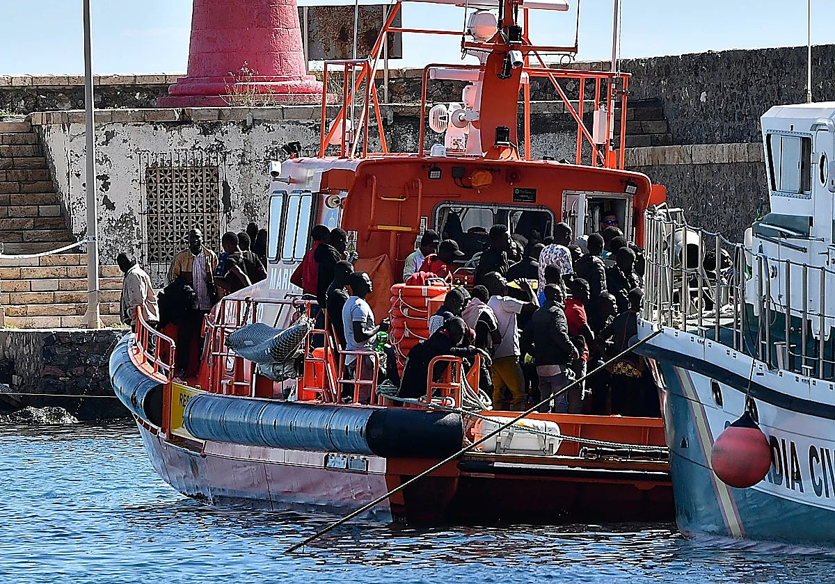 21 migrants rescued and seven bodies found in sea off Almeria