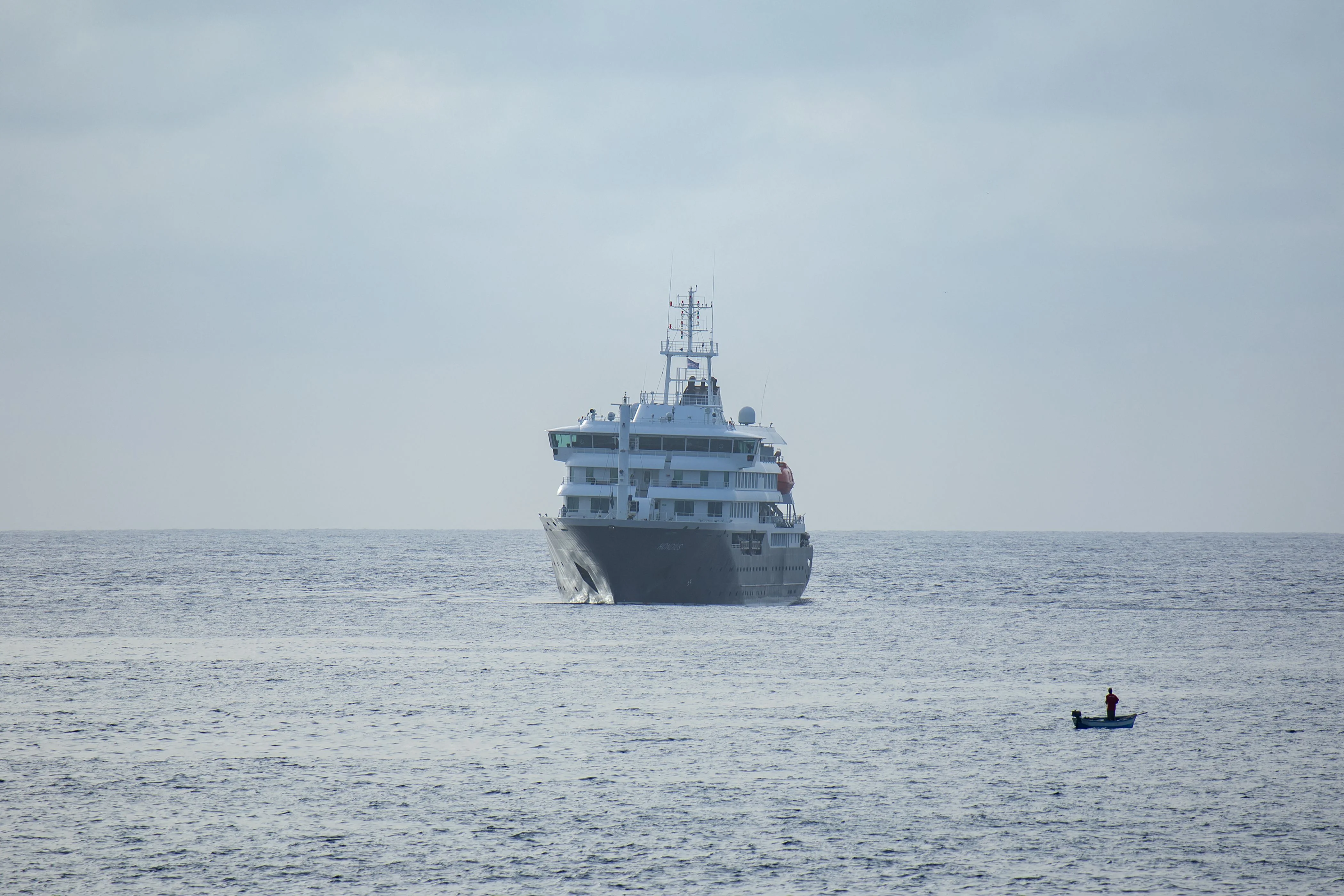 Los 14 españoles confinados en el crucero del brote de hantavirus: «Estamos bien y sin síntomas»