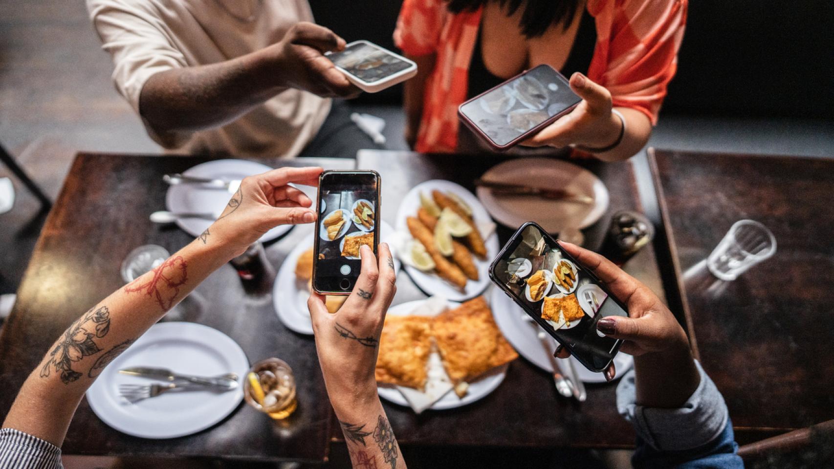 Cómo comen los jóvenes de la Gen Z: más comida preparada, menos alcohol y el auge de la "Newstalgia"