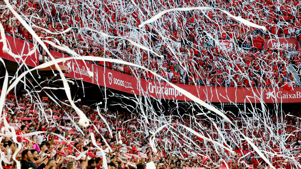 LaLiga denuncia el lanzamiento de rollos de papel en el Sánchez-Pizjuán