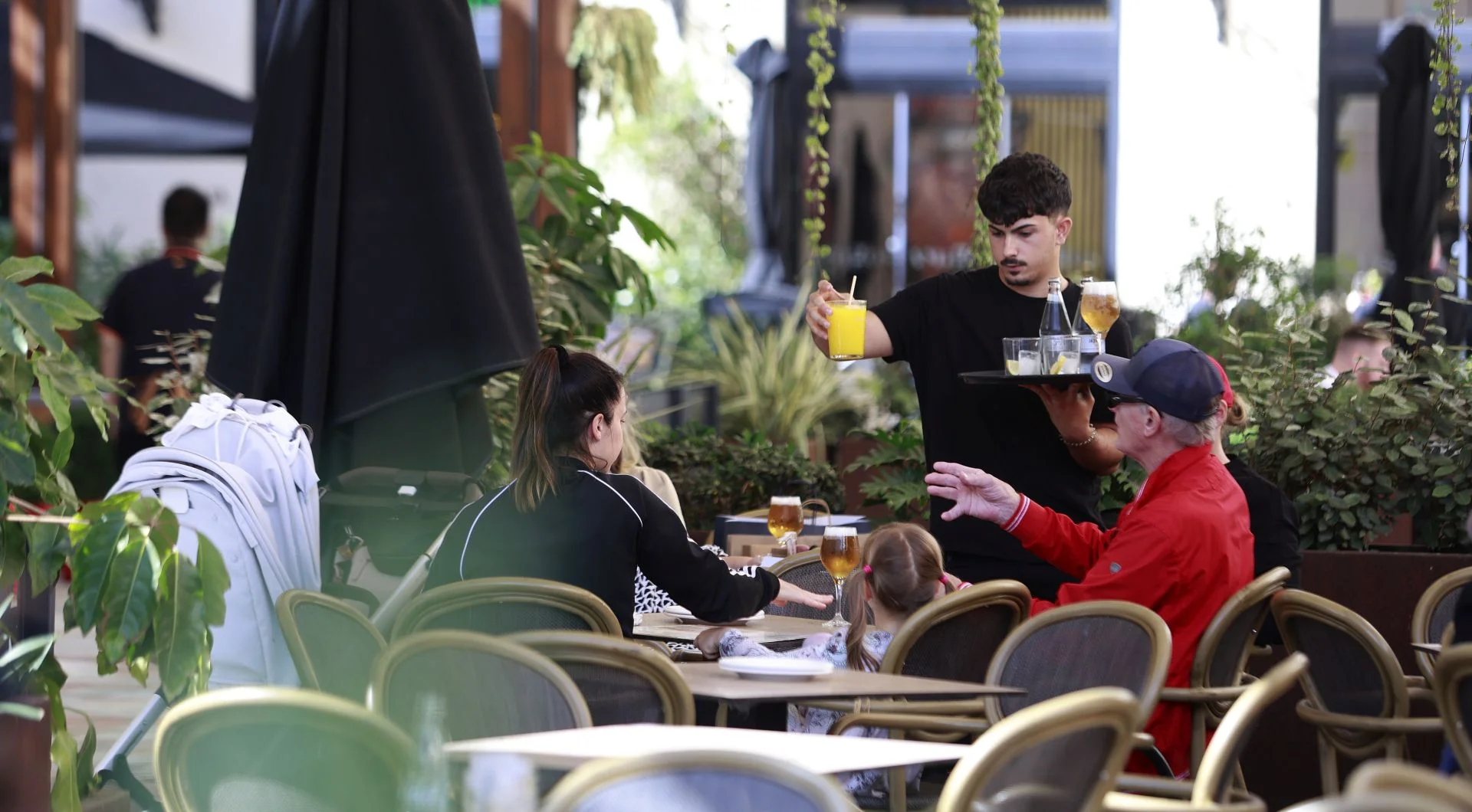 Los servicios tiran del PIB andaluz, que crece un 2,8%, más que la media española