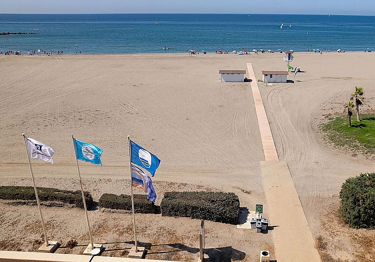 What requirements must a beach meet to be awarded a Blue Flag in Spain?