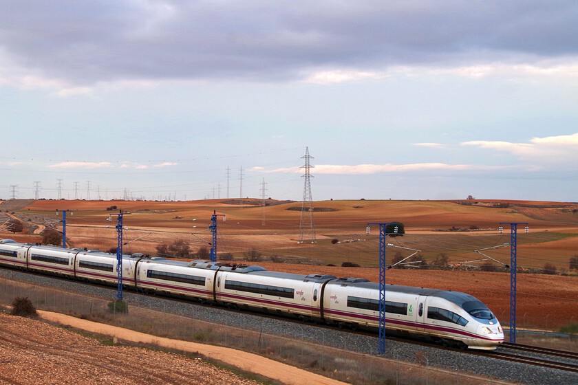 Renfe contratará a 550 maquinistas, pero su ambición va mucho más allá: robar talento a Ouigo e Iryo