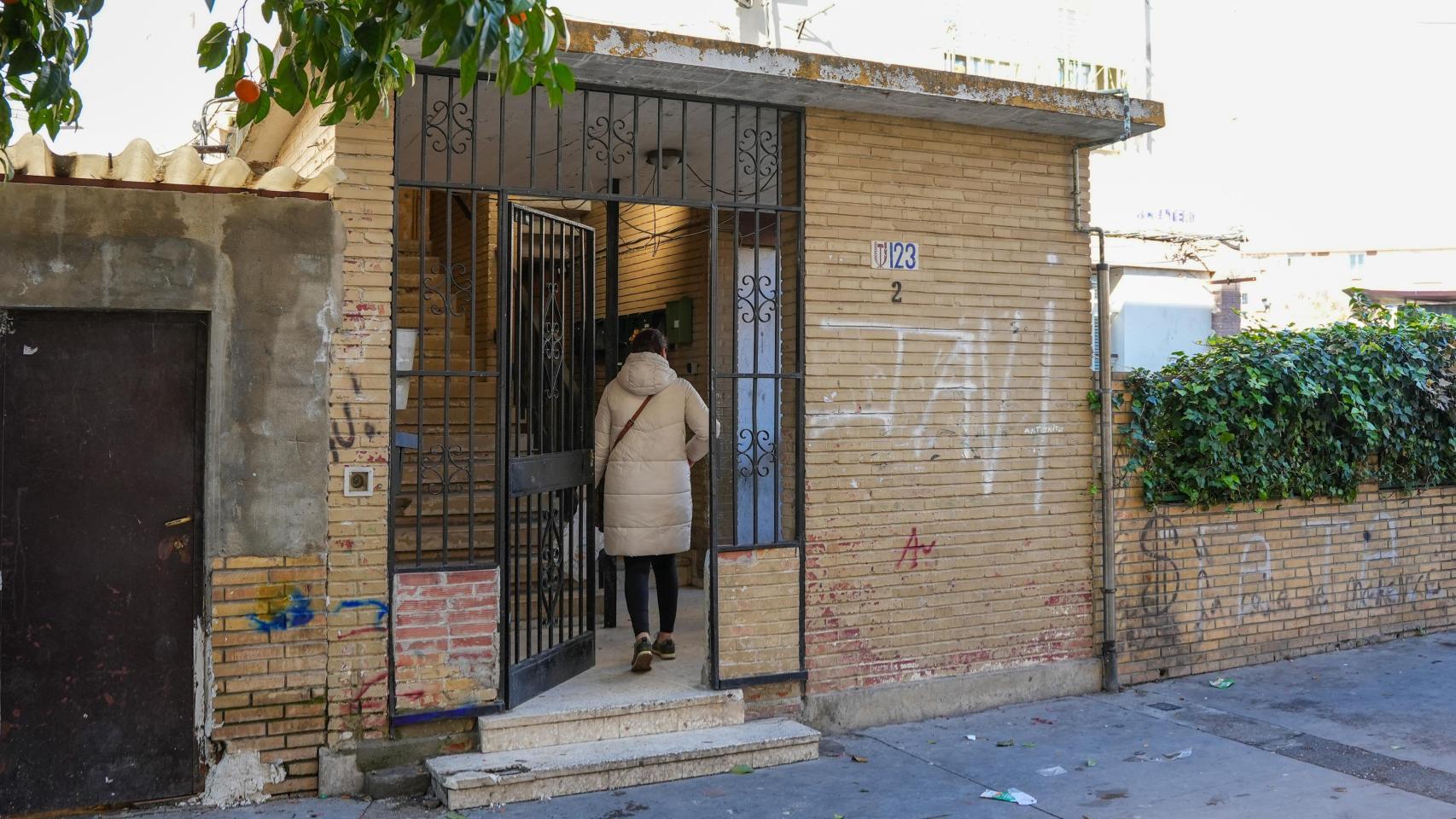 ‘Milagro de Navidad’ en Sevilla: así apareció abandonado el 'otro' niño Jesús en un portal del barrio Madre de Dios