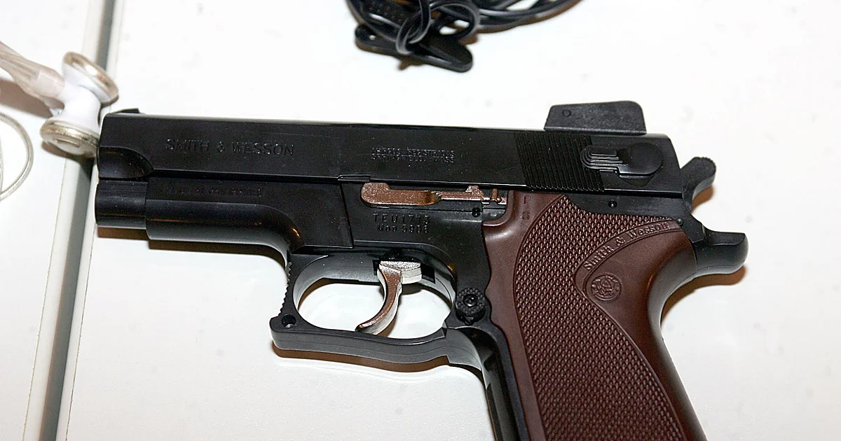 Varios policías lesionados al detener a dos personas con pistolas simuladas en Benajarafe