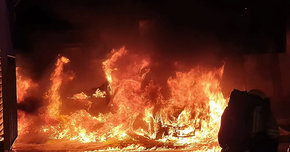 Buscan a un encapuchado por provocar un incendio con 11 coches afectados en La Palmilla