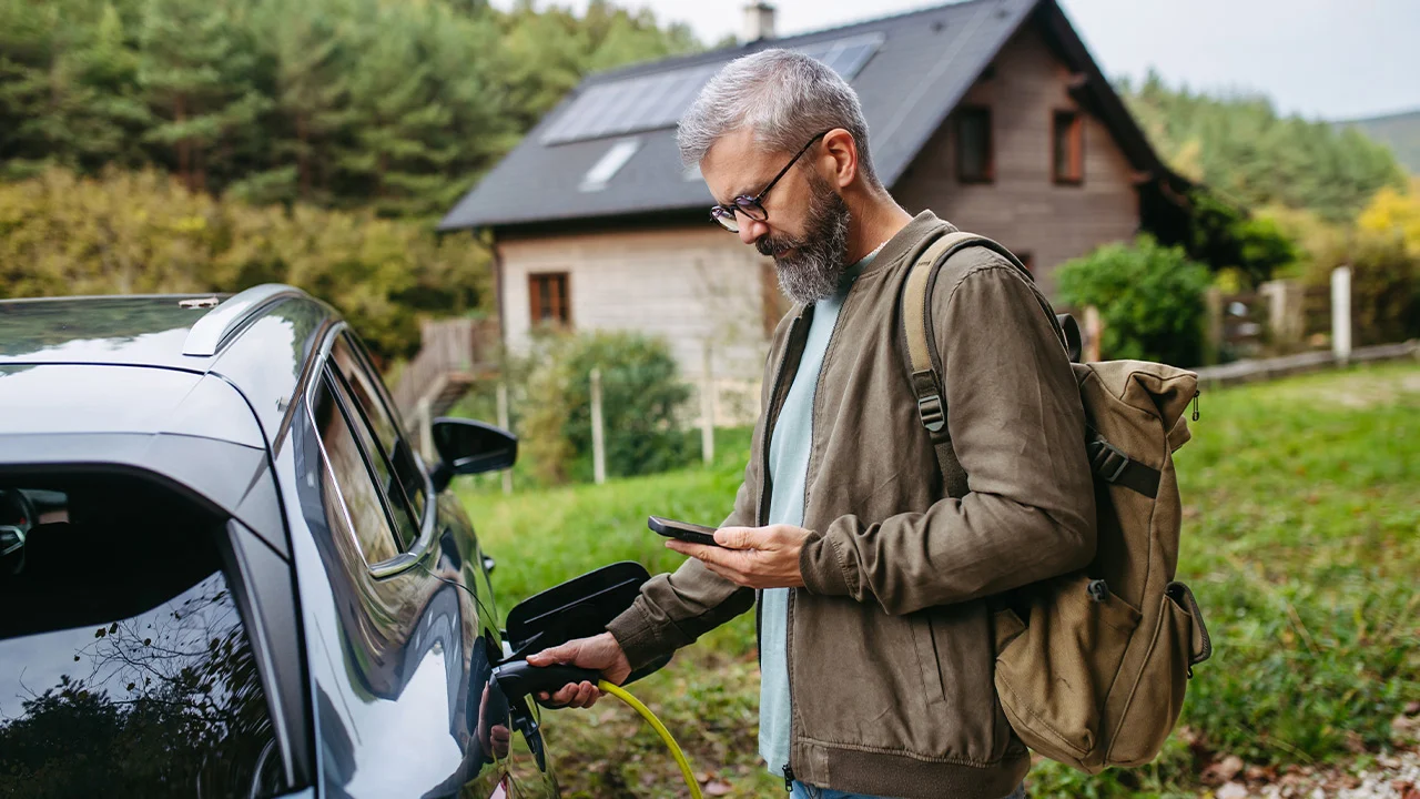 El seguro del coche eléctrico crea confusión: puede ser más caro… o más barato según a quién preguntes