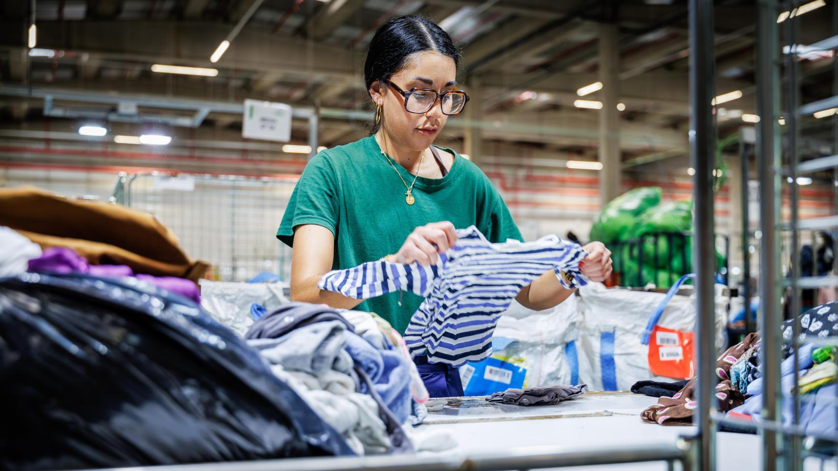 Tiendas, donaciones o nuevas prendas: así es el proceso para darle una segunda vida a los restos textiles en España