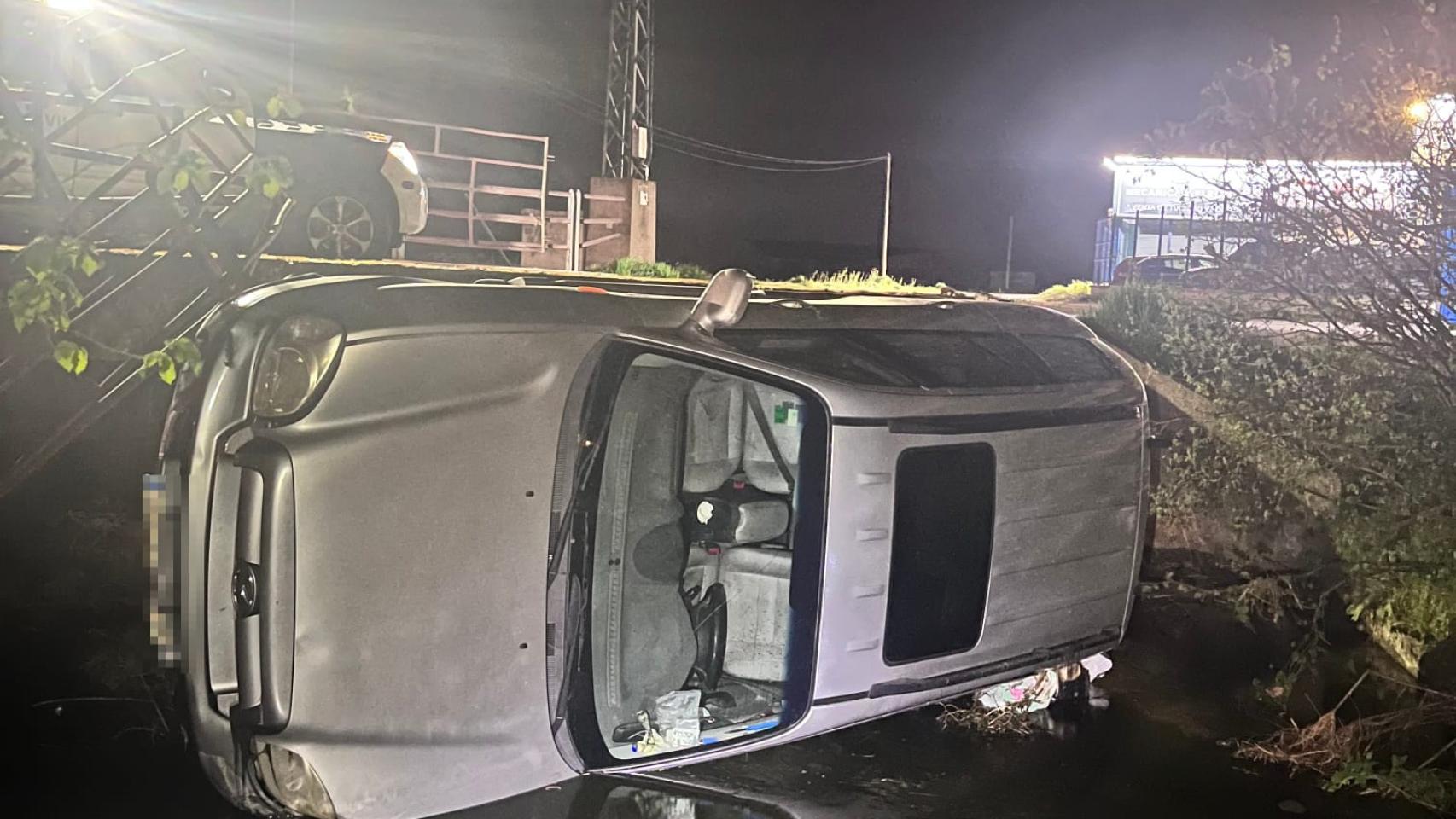 Abandona el coche tras sufrir un vuelco en un camino sin asfaltar en un pueblo de Segovia: tampoco tenía carné
