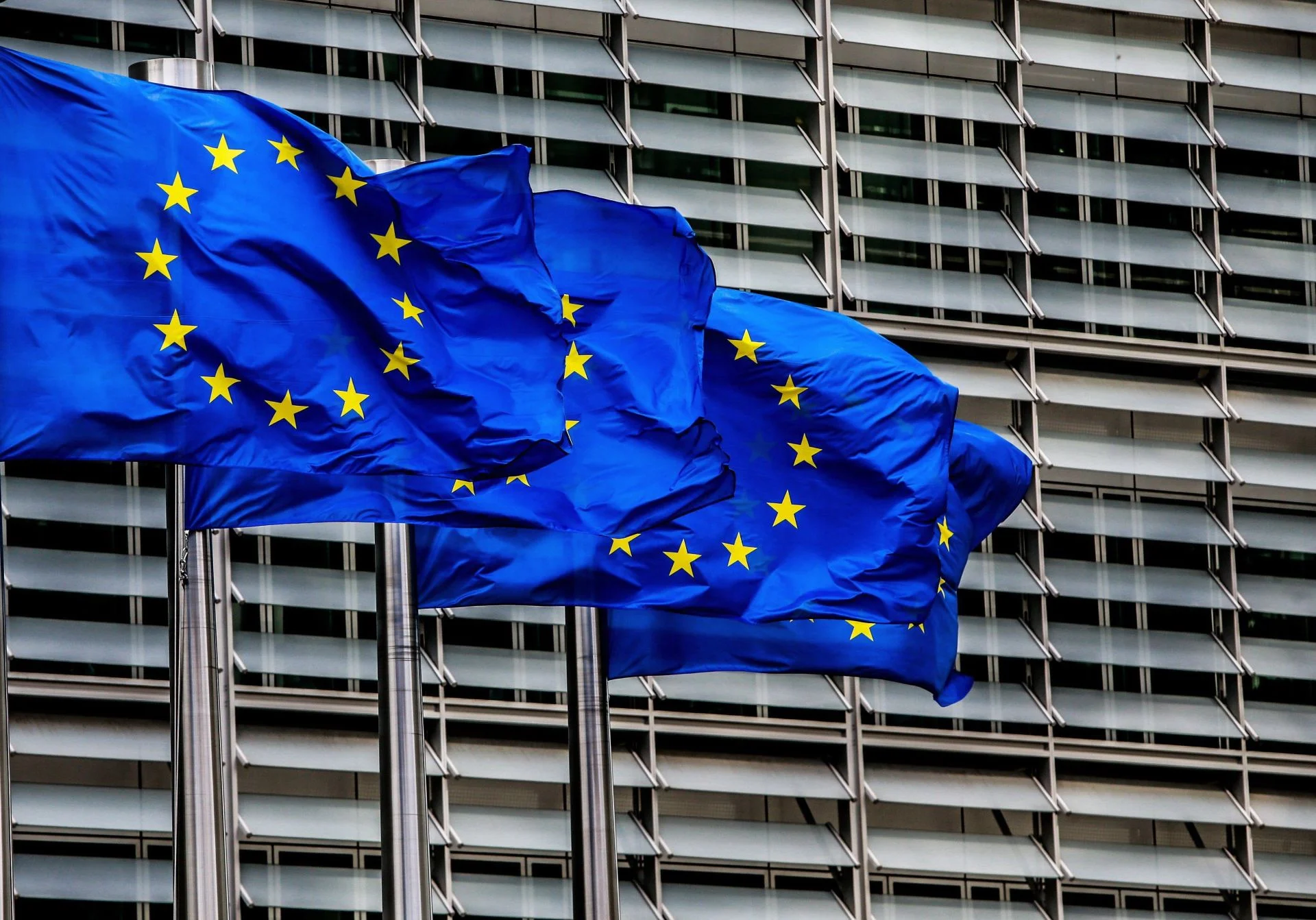 La UE acuerda prohibir los modelos de IA que generan contenido sexual o íntimo no consentido