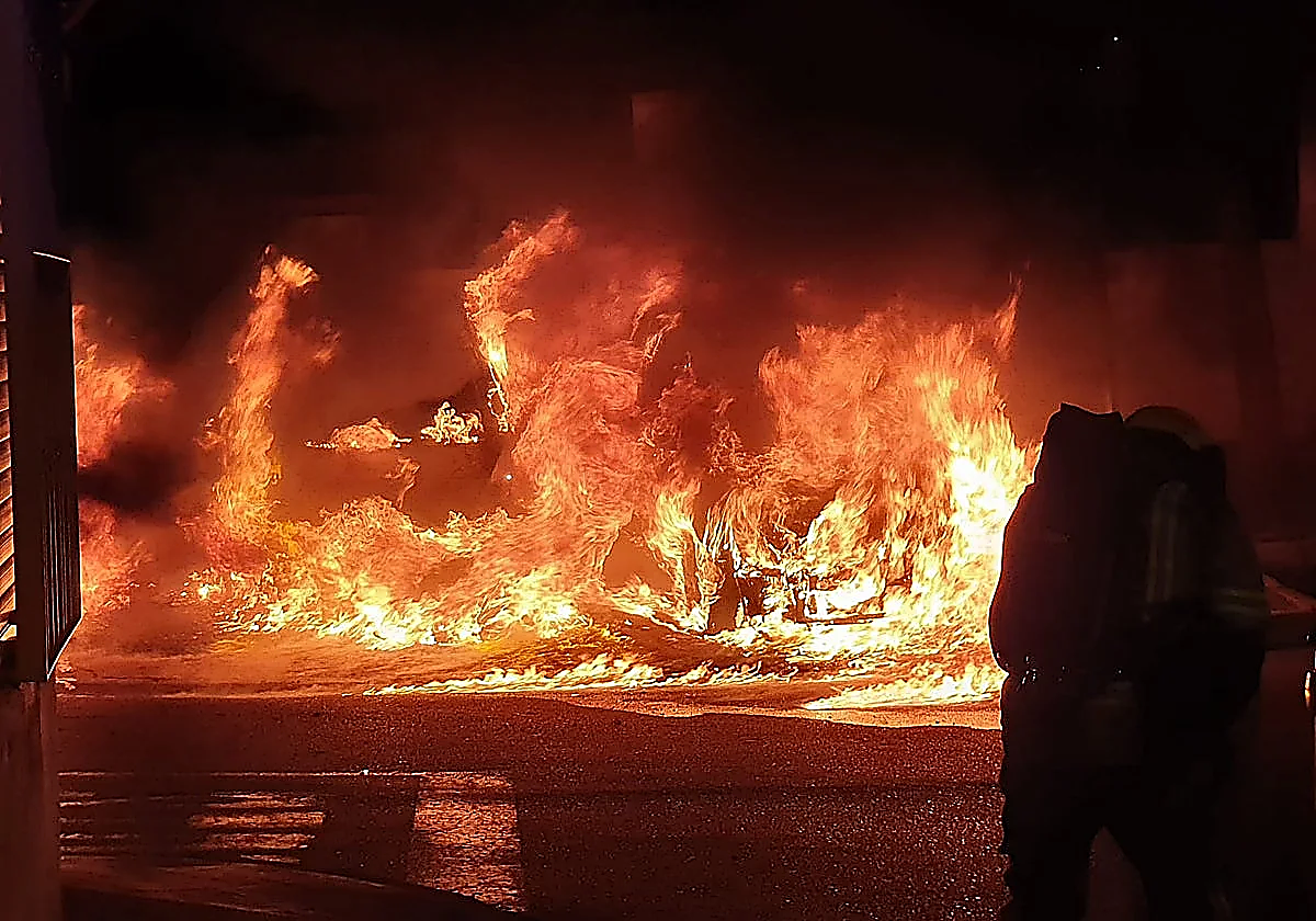 Malaga police search for hooded individual who started fire and damaged eleven cars in La Palmilla
