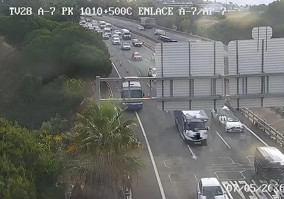 Malaga traffic: bus breakdown on A-7 motorway has been disrupting traffic since Wednesday