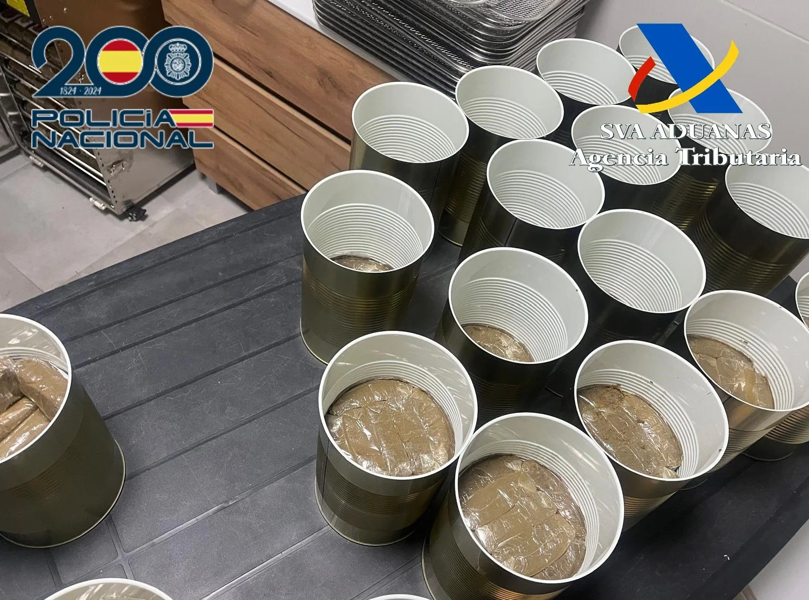 Hallan 800 kilos de hachís ocultos en latas de tomate en una nave industrial en Mollina
