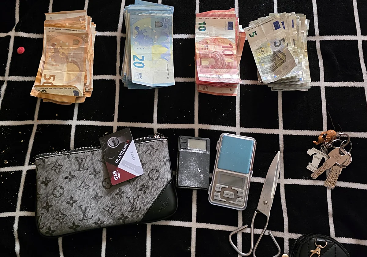 A woman in her seventies arrested in Vélez-Málaga for selling cocaine from her home