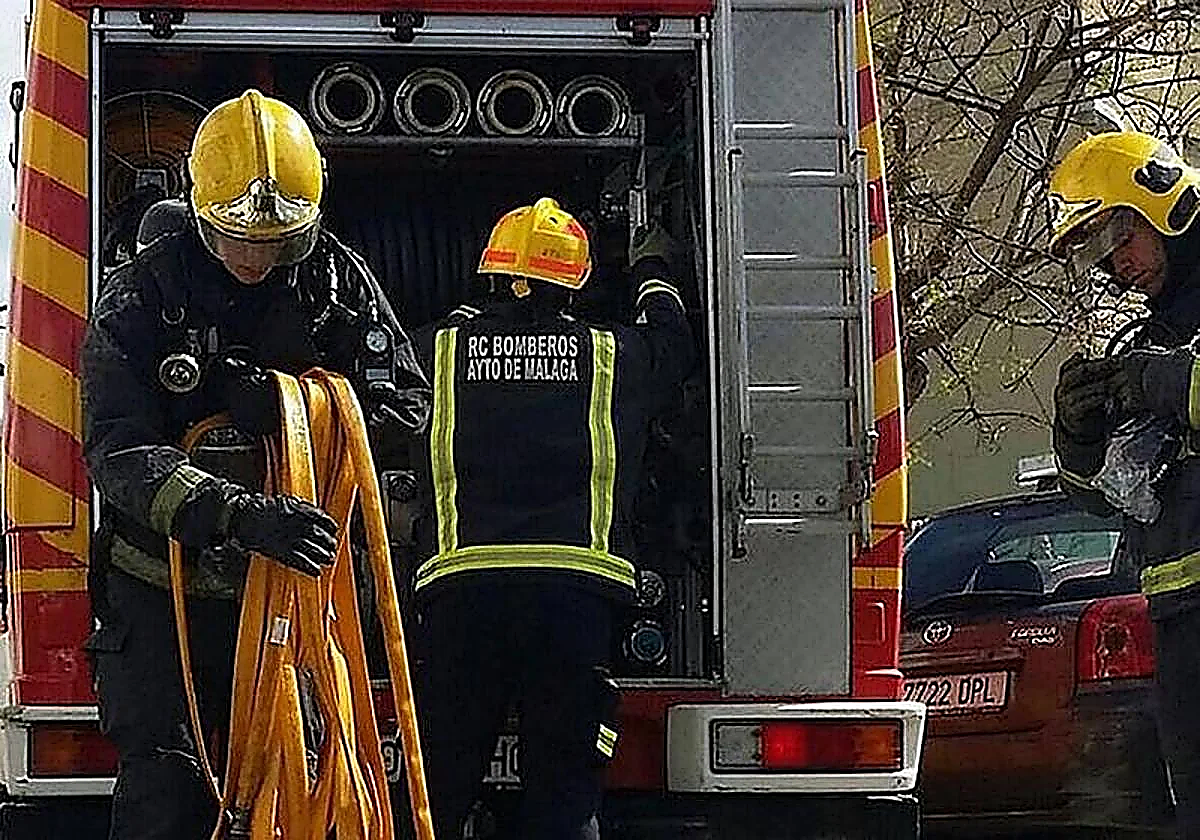 Malaga 112: worker dies trapped by bin lorry in Antequera town