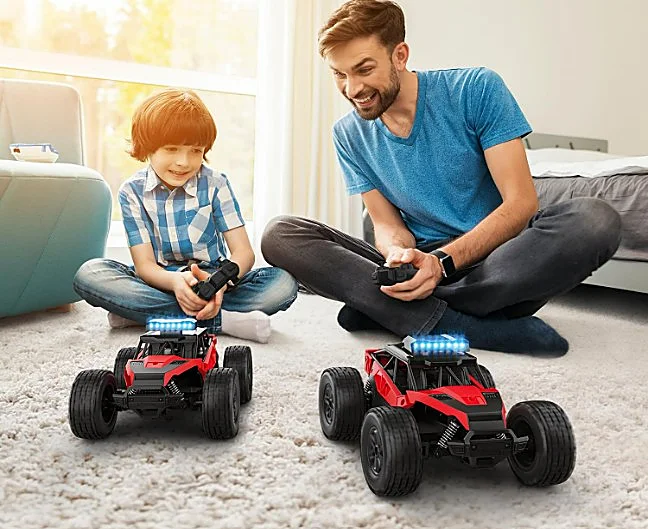 Este coche todoterreno teledirigido es perfecto porque combina velocidad y resistencia