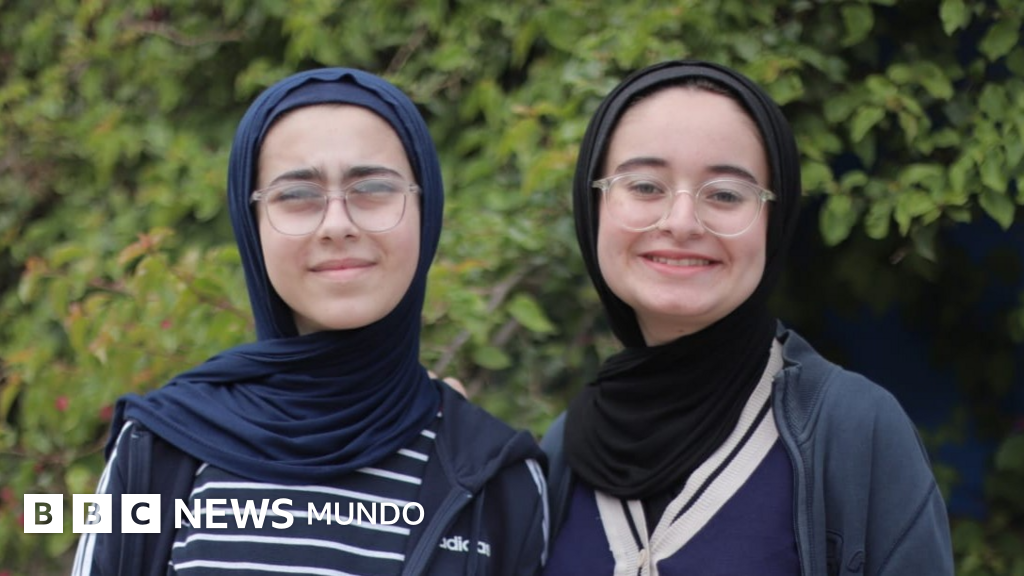 Las hermanas adolescentes de Gaza que ganaron un premio por convertir escombros de la guerra en ladrillos