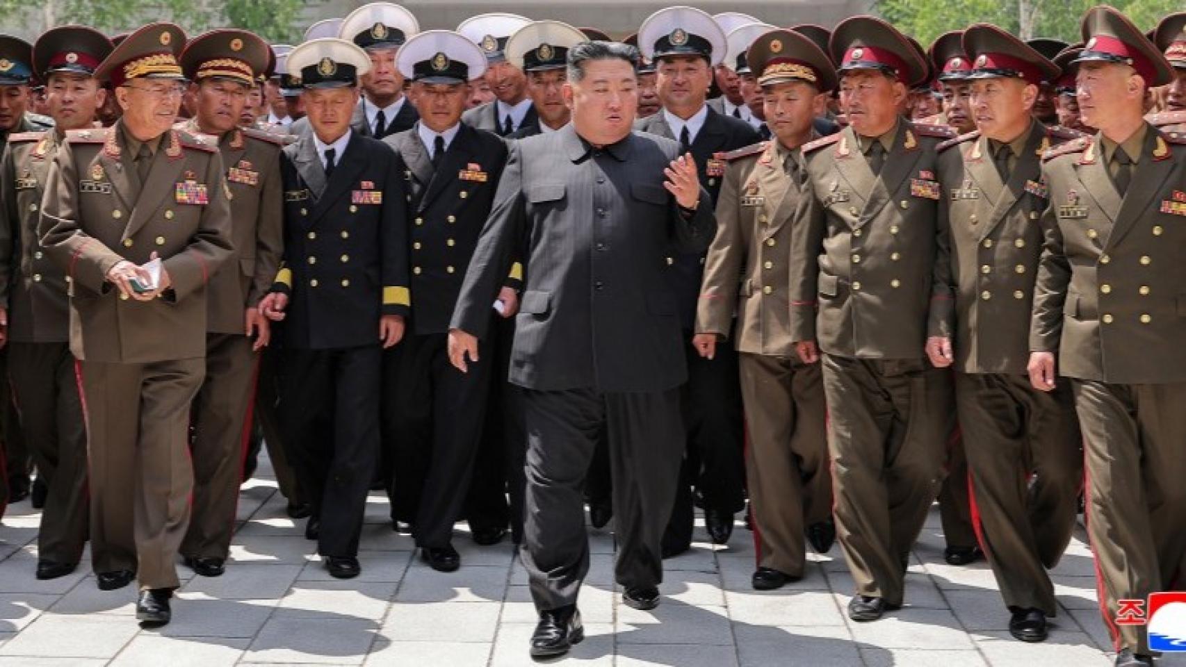 Una foto de Kim Jong-un al inaugurar el cementerio para tropas norcoreanas caídas en Ucrania revela 2.300 muertos