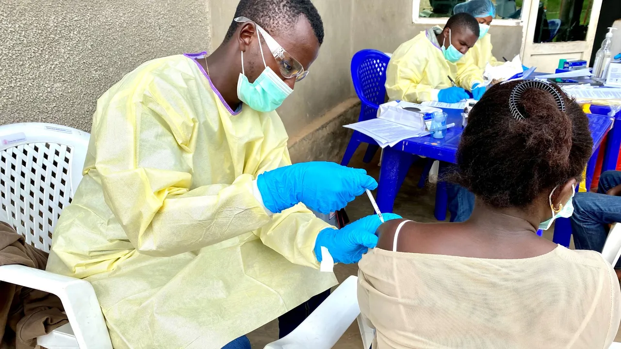 OMS analiza vacunas experimentales para frenar el ébola en el Congo
