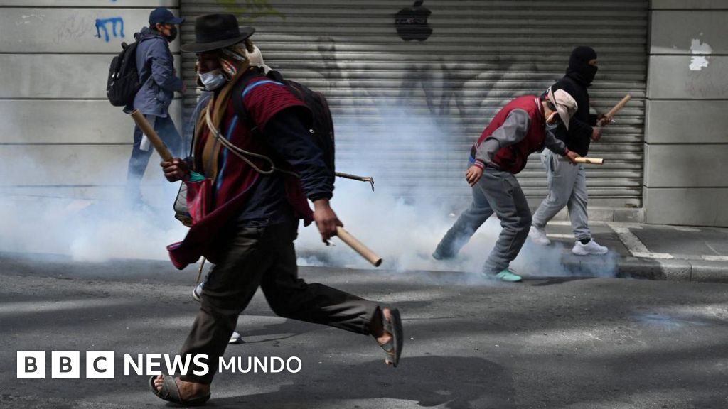 "Gasolina basura" y otros 3 motivos que explican las crecientes protestas en Bolivia que el gobierno atribuye a Evo Morales y su entorno