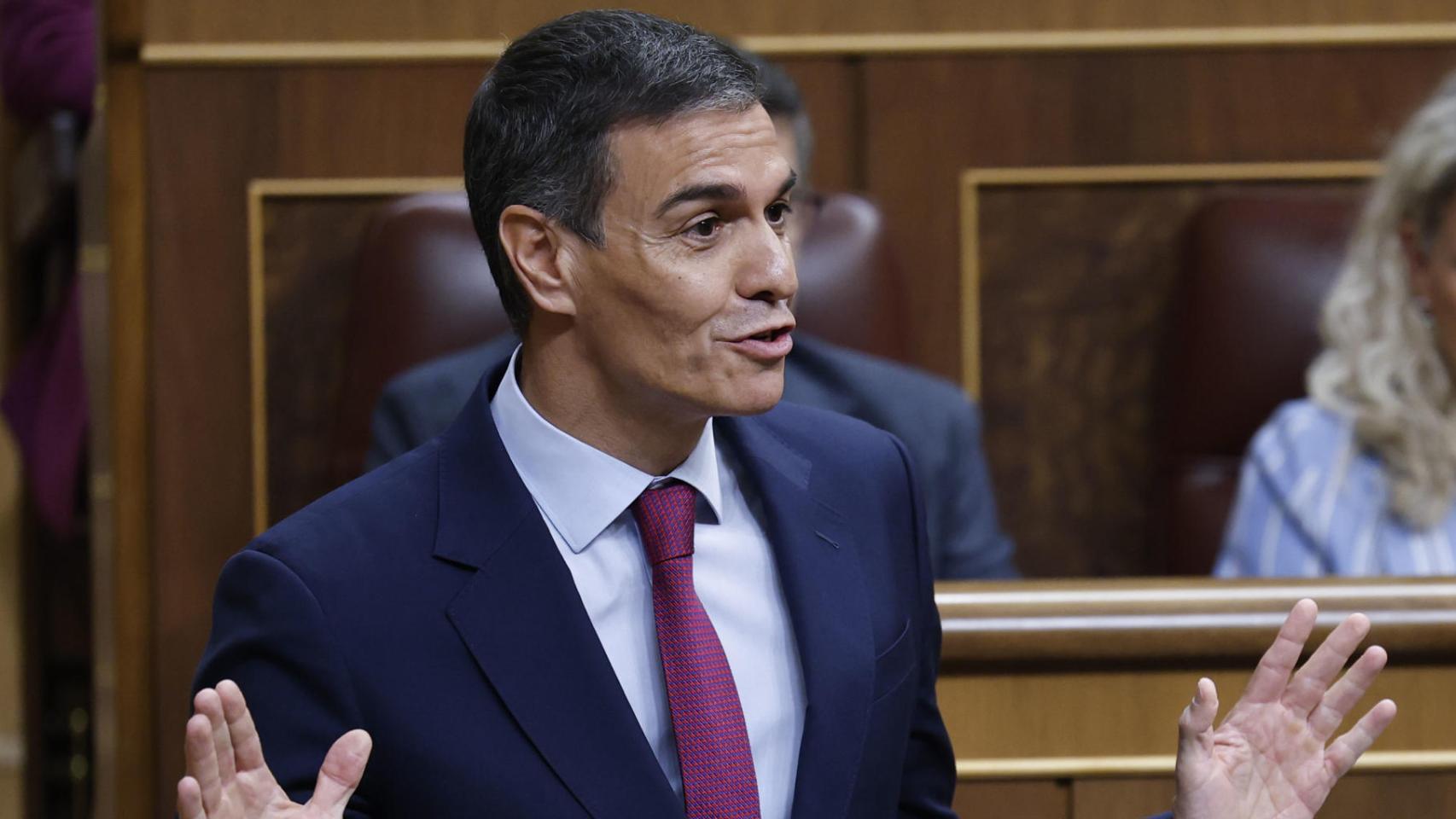 Sánchez apoya a Zapatero, descarta elecciones y Feijóo le reprocha que siga "un día más manchando la Presidencia"