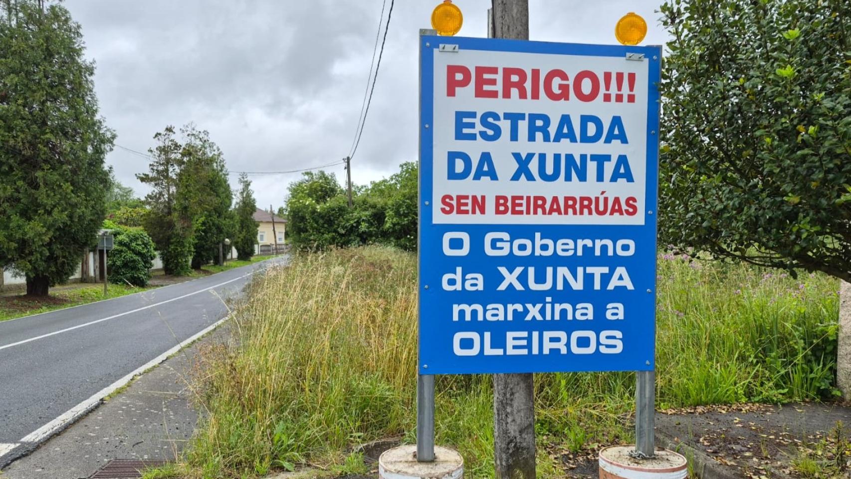 Oleiros (A Coruña) denuncia con carteles el "abandono" de la Xunta a las carreteras autonómicas