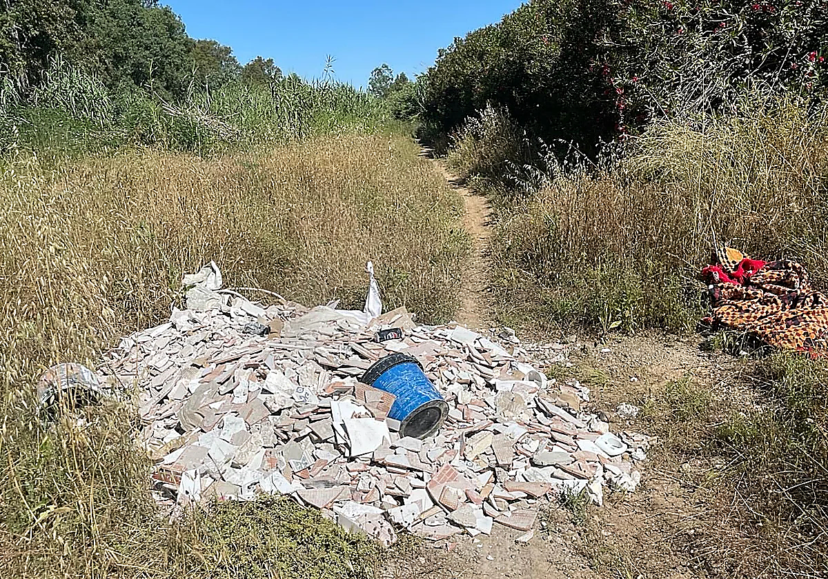 Hikers in Malaga discover rubble dump at Guadalhorce river mouth