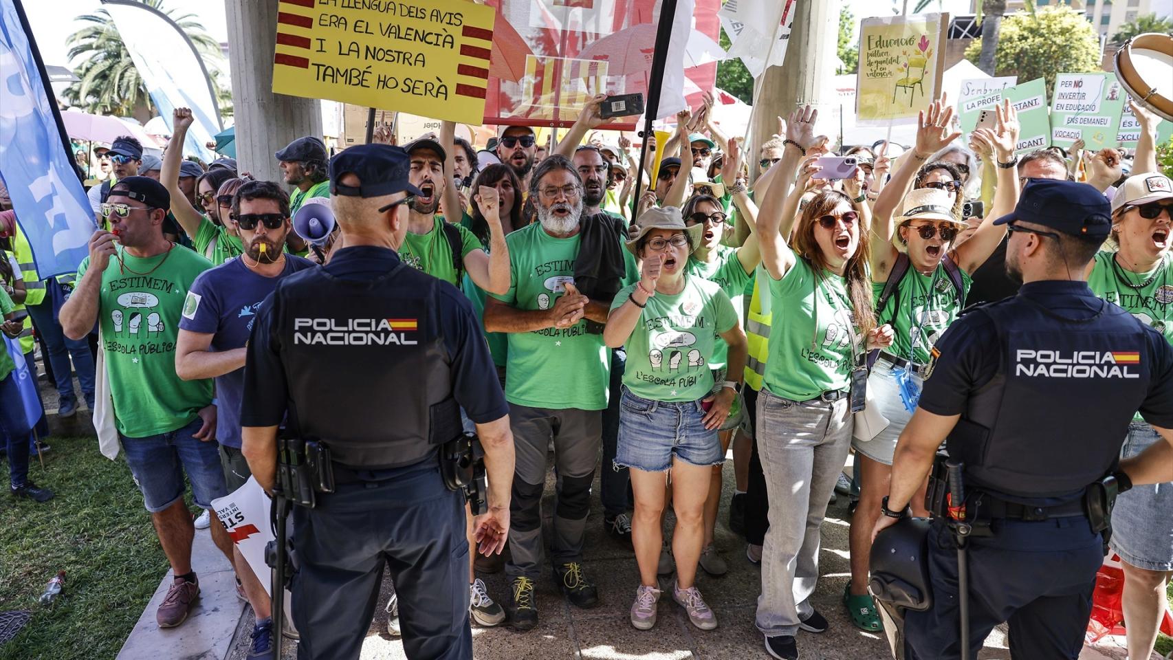 Las bajas médicas de profesores valencianos se dispararon un 5.440% justo antes de la huelga indefinida: 1.352 en solo 9 días