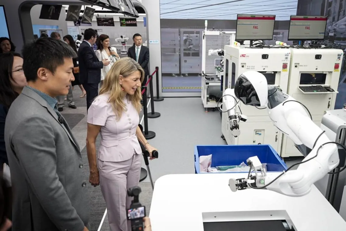 Yolanda Díaz acuerda con los fabricantes chinos SAIC y Geely potenciar el empleo local y de calidad en España