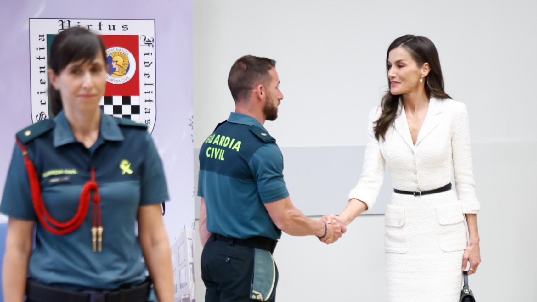 Letizia cumple con la tradición de ir de blanco en actos de la Guardia Civil y recupera su vestido de ‘tweed’ de Varela