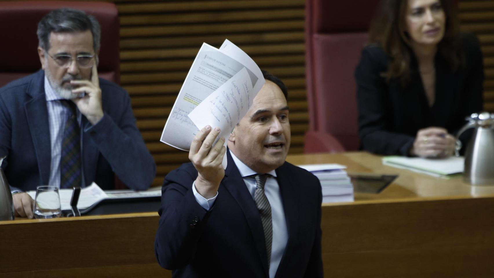 La izquierda calienta Les Corts con la huelga educativa y la Generalitat apela a seguir con la negociación pese a la tensión