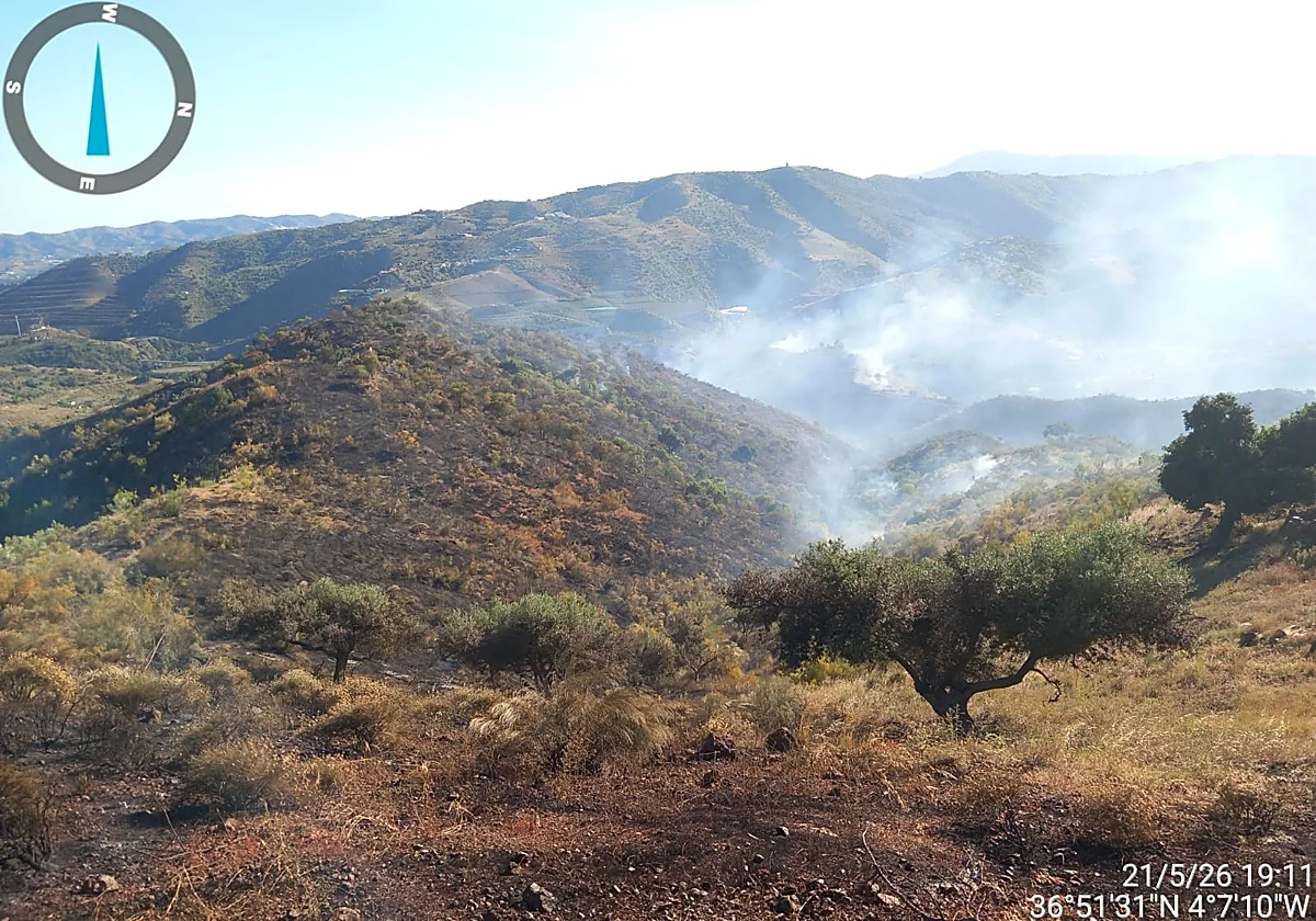 Regresan a sus casas la decena de desalojados por el incendio forestal en Canillas de Aceituno, ya estabilizado