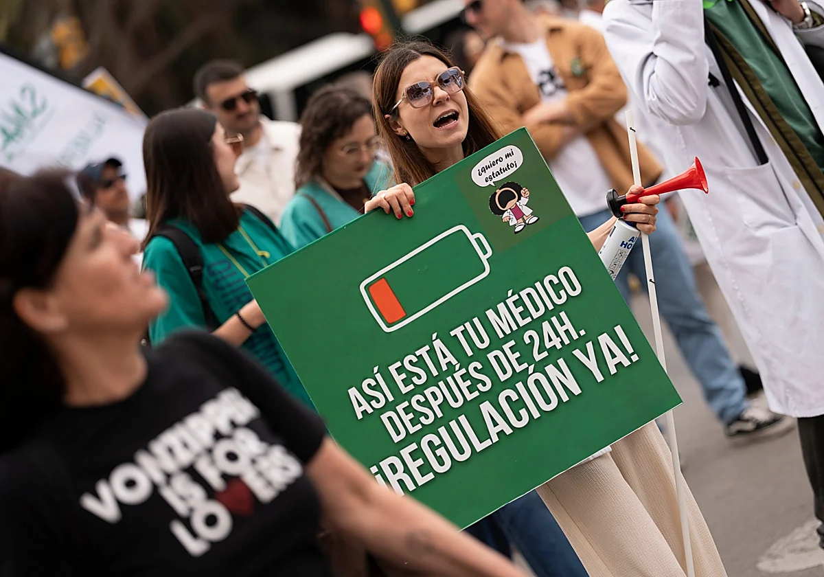 «No respondes igual tras 20 horas»: los médicos alertan del riesgo de equivocarse en las guardias
