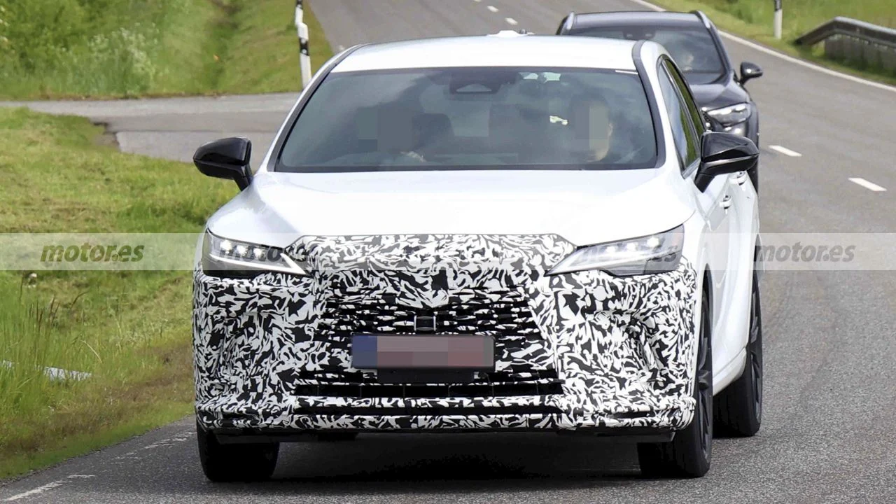 El Lexus RX 2028 ya está en marcha y esconde cambios más importantes de lo que aparenta