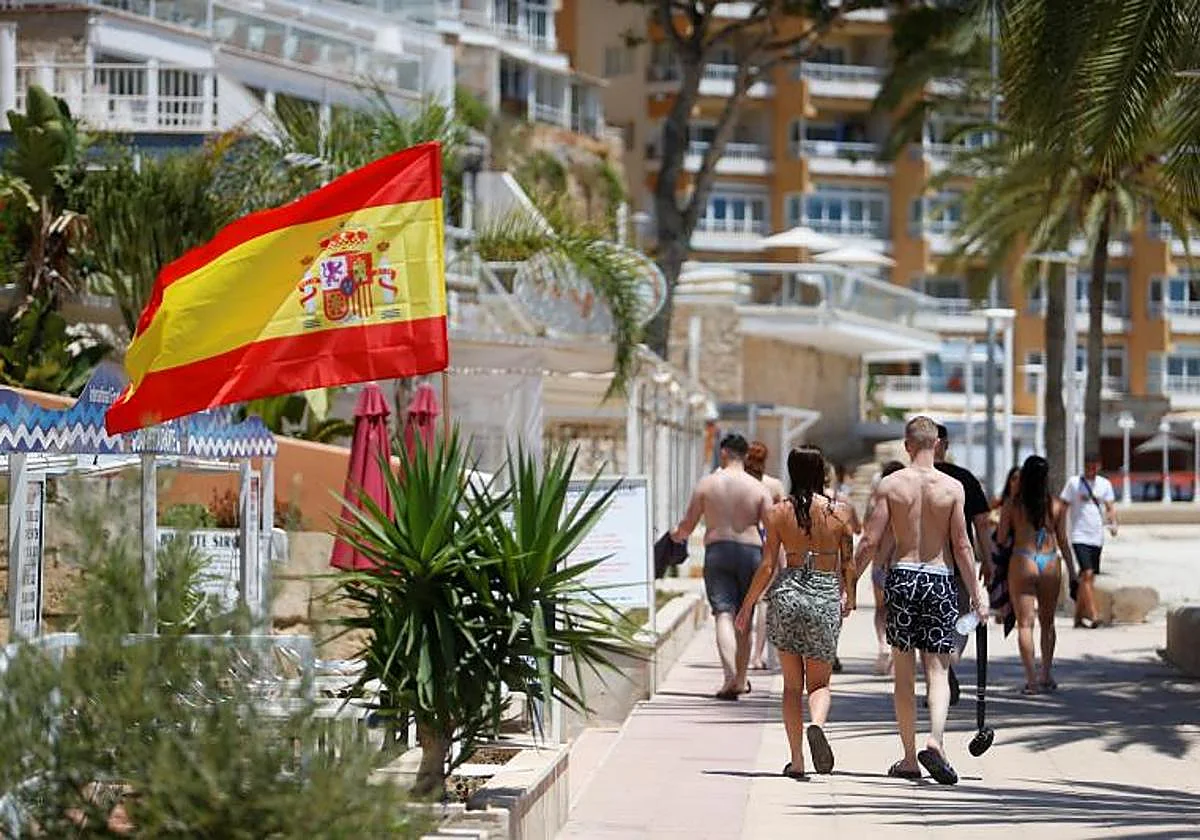 Magaluf hotel arrest: Romanian man held for 'kissing British boy', 4, in swimming pool