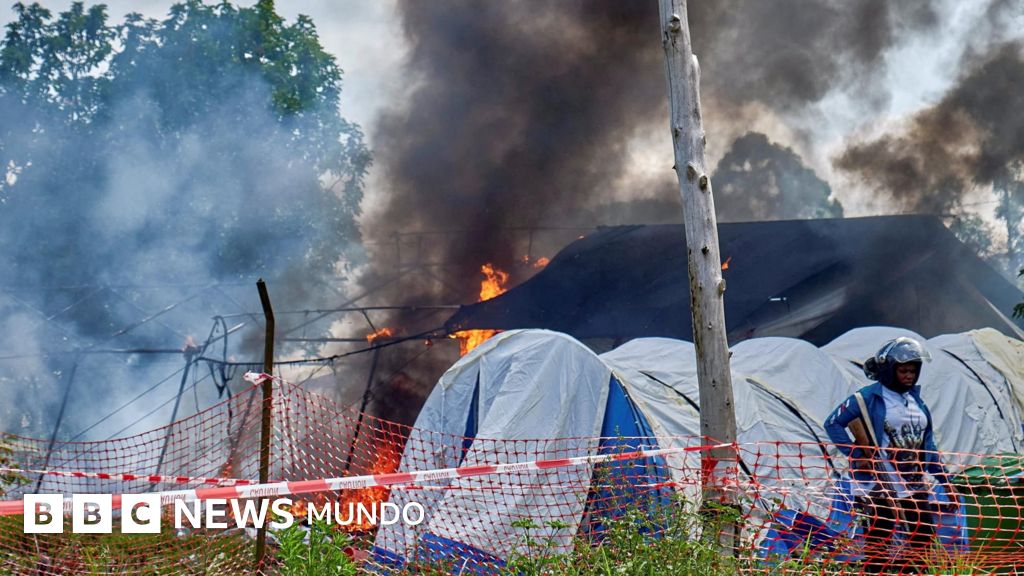 Una multitud enfurecida prende fuego a tiendas de campaña de un hospital para tratar el ébola en República Democrática del Congo