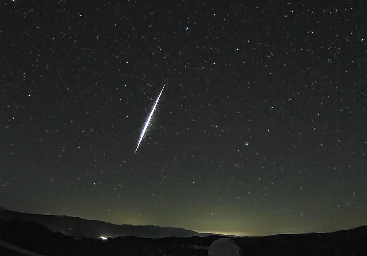 Una bola de fuego cruza e ilumina la costa de Málaga de noche