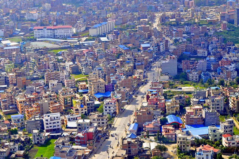 En Nepal han empezado a llenar sus calles con toneladas de residuos plásticos. Su objetivo: ser más sostenibles