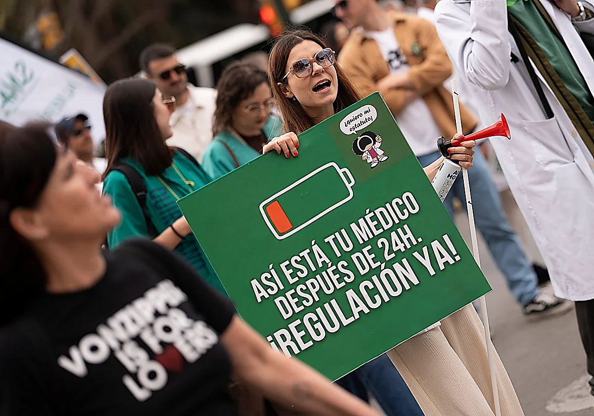 Malaga doctors' protest warns patients of risk of life-threatening mistakes during 24-hour on-call duty