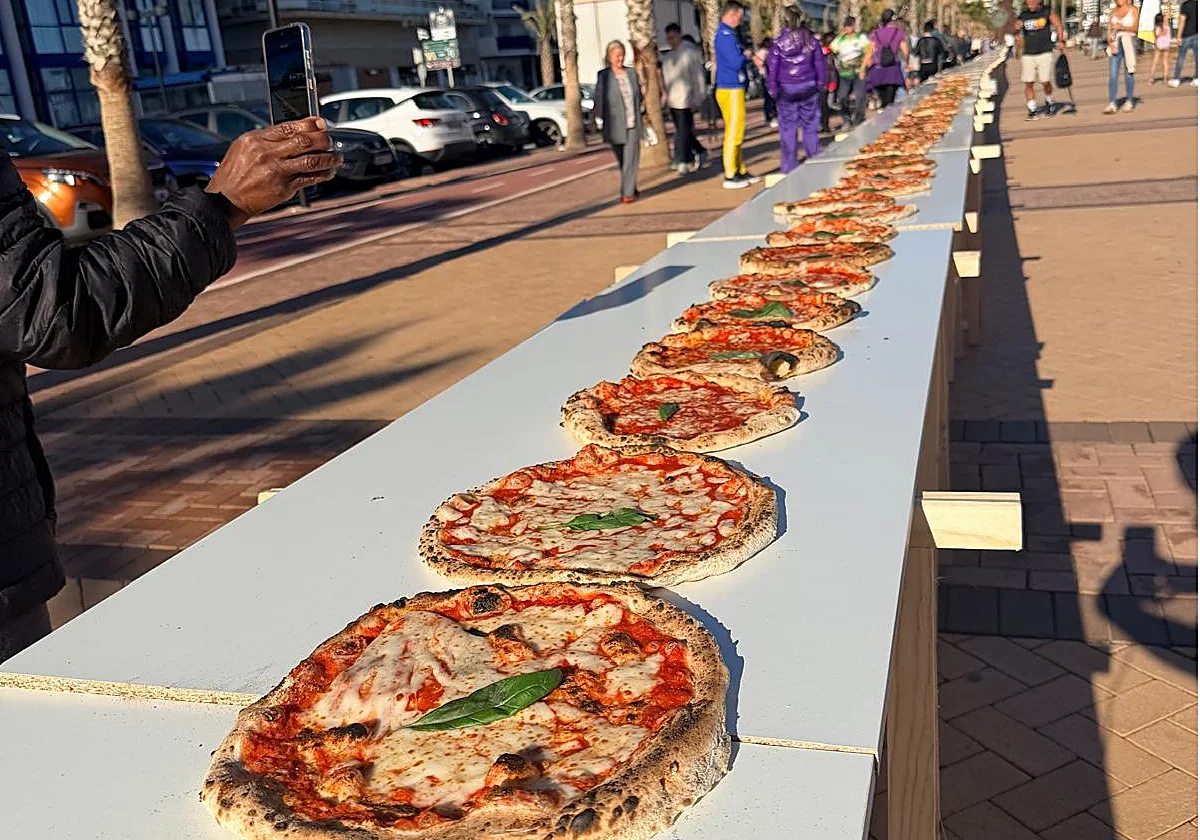 2.344 pizzas en línea: Fuengirola bate un récord del mundo muy sabroso