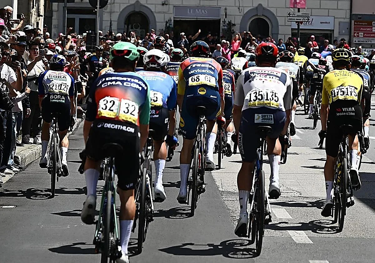 Algunos ciclistas del Giro de Italia señalan a un corredor que orinaba en los botellines