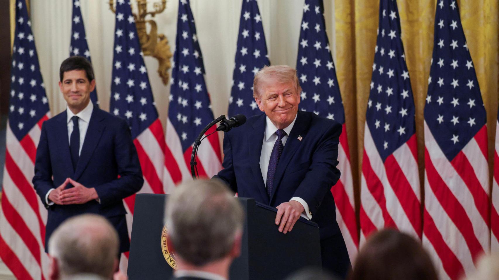 Kevin Warsh jura su cargo como presidente de la Reserva Federal ante Donald Trump y promete actuar con "independencia"