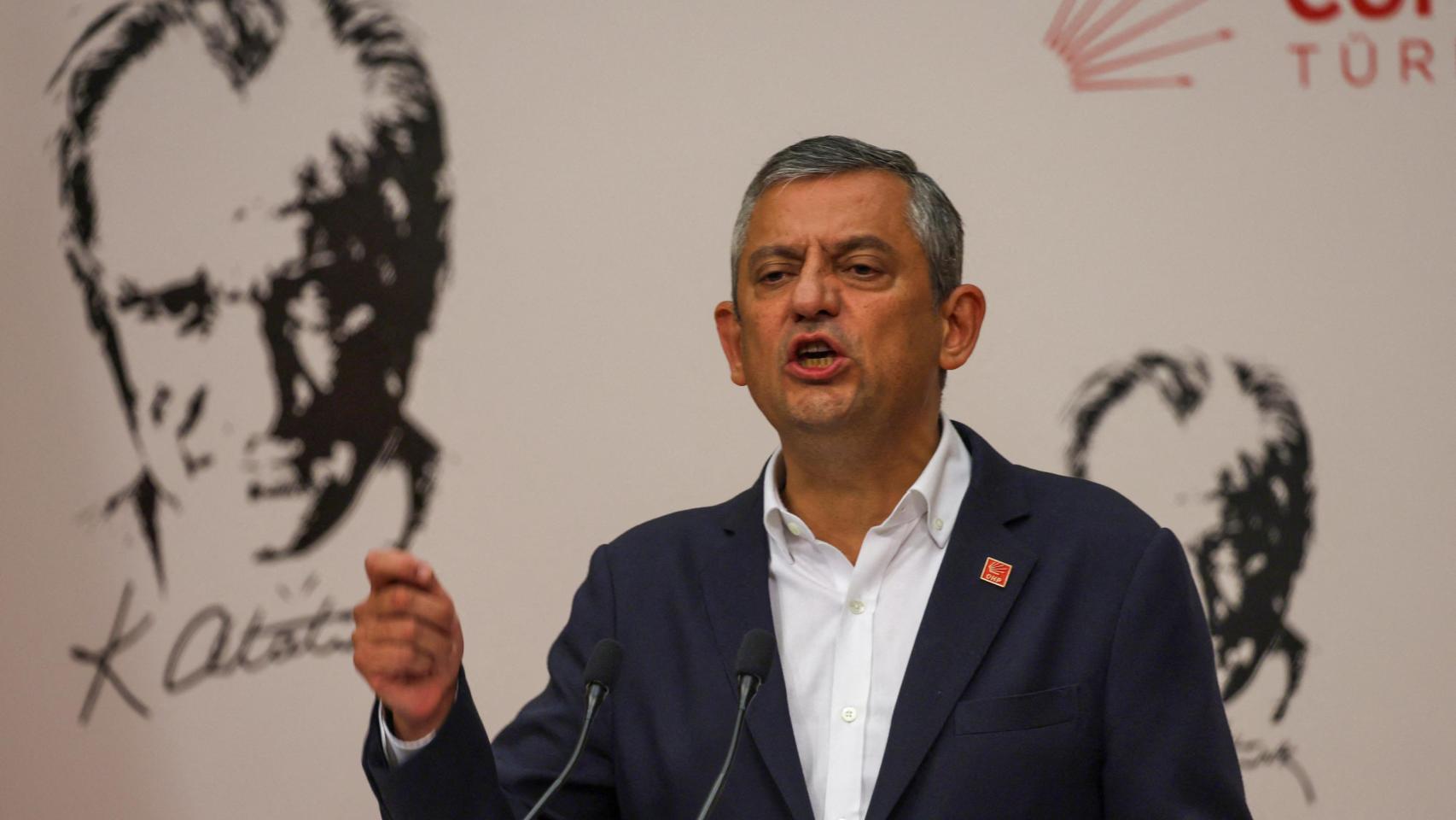 La Justicia de Turquía asesta un nuevo golpe a los adversarios de Erdogan y fuerza la destitución del líder de la oposición
