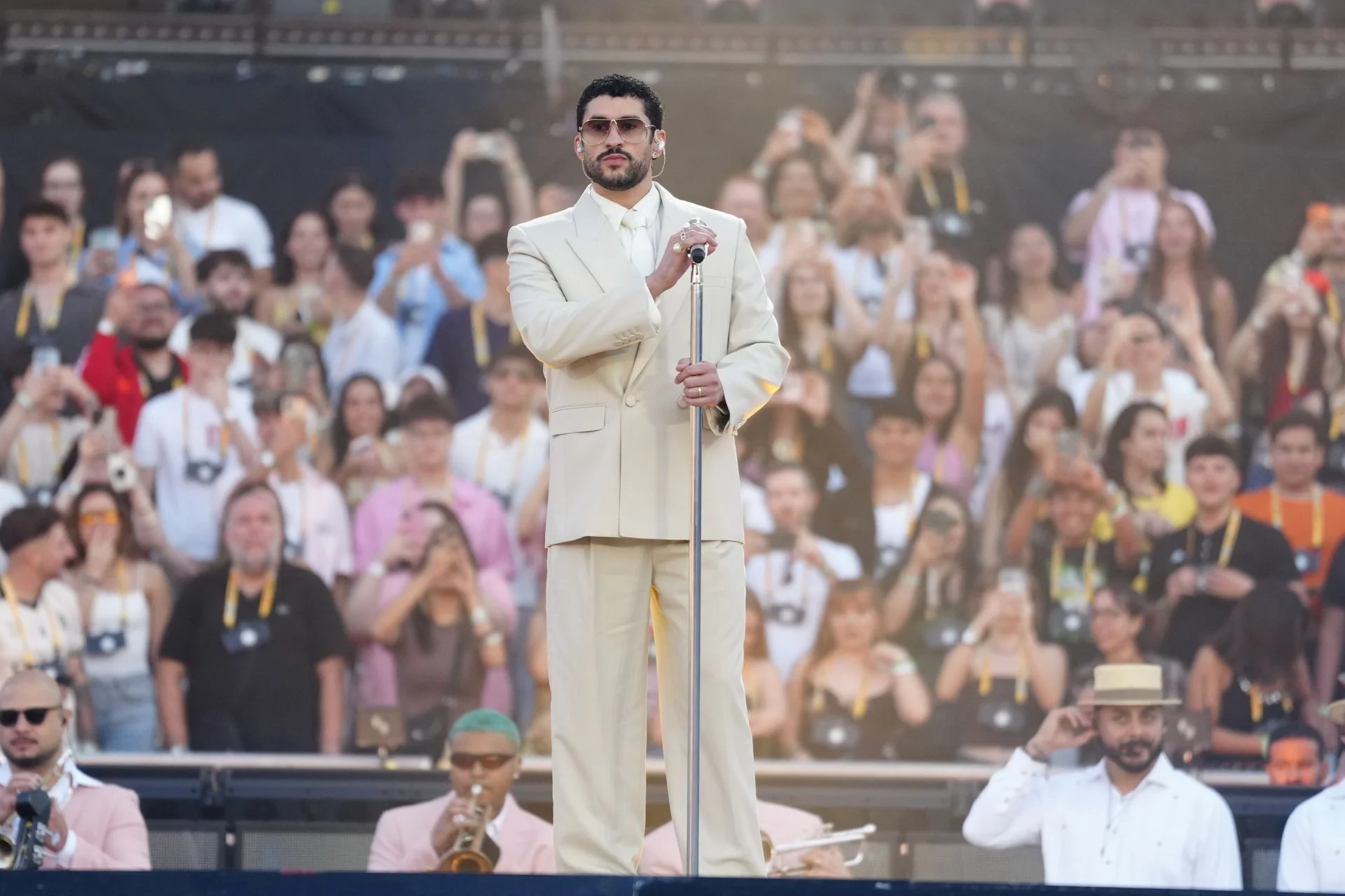 Bad Bunny desata la locura en Barcelona en el estreno europeo de su gira