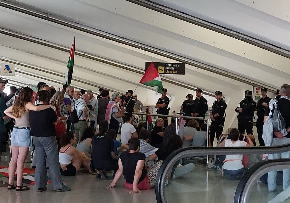 Incidentes en el aeropuerto de Bilbao en el recibimiento a los activistas de la flotilla propalestina