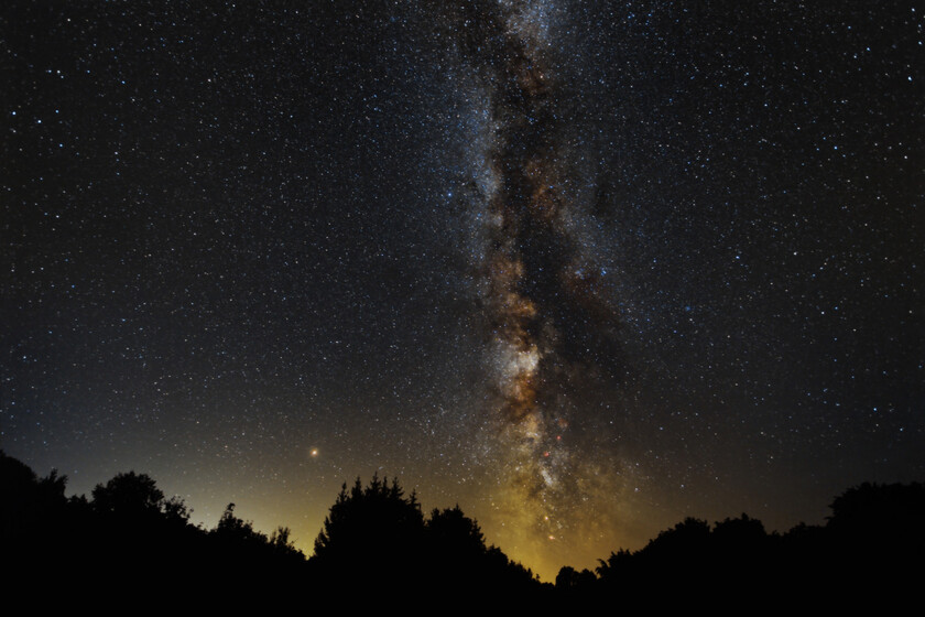 La Vía Láctea lleva miles de millones de años en el cielo. Hizo falta un desastre natural para que los vecinos de Los Ángeles la vieran por primera vez