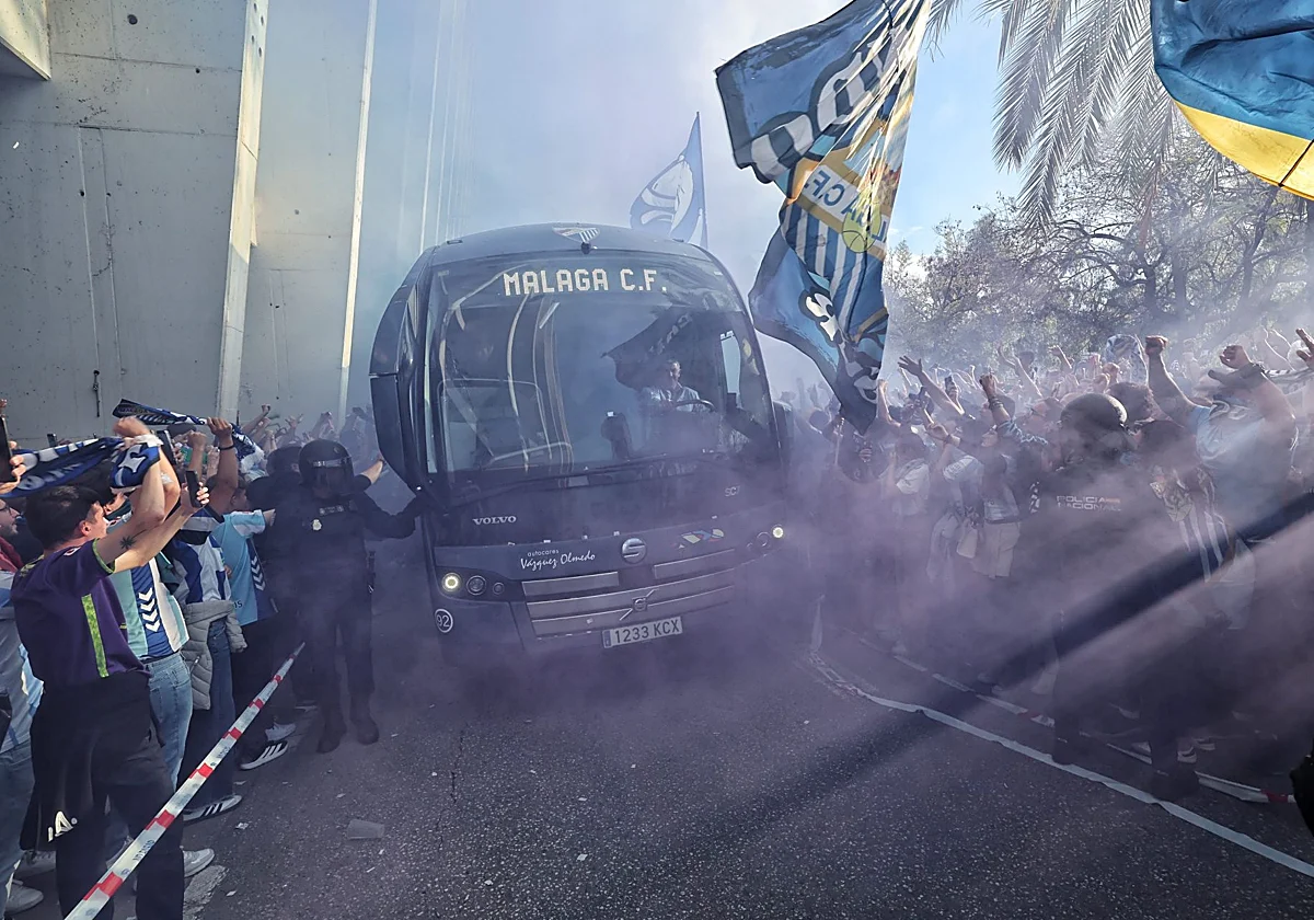 Recibimiento y mosaico con cartulinas en La Rosaleda, el día que se espera un récord de asistencia