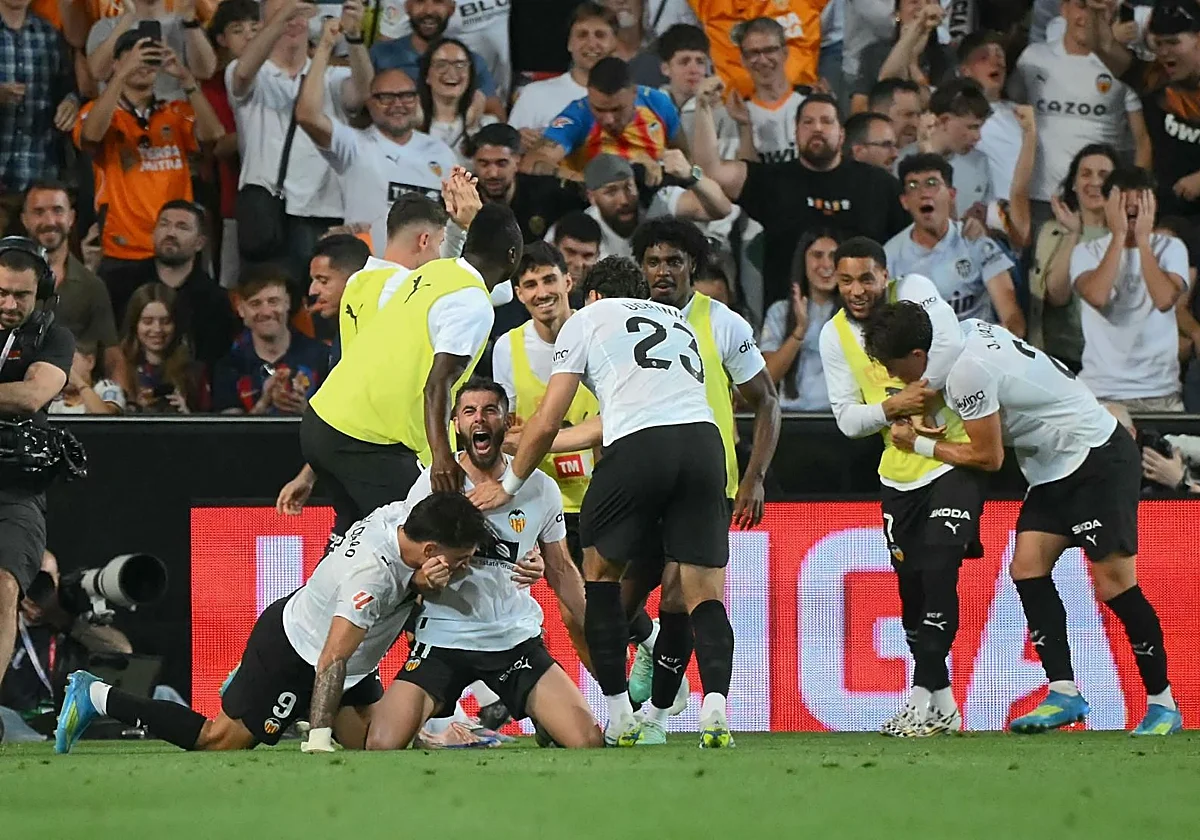 El Valencia gana sin premio a un Barça de vacaciones