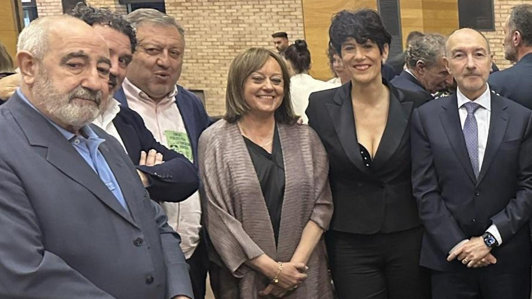 El PSOE vuelve a codearse con el alcalde de la gamba roja pese a llevar un año "expulsado" y le aprueba el presupuesto